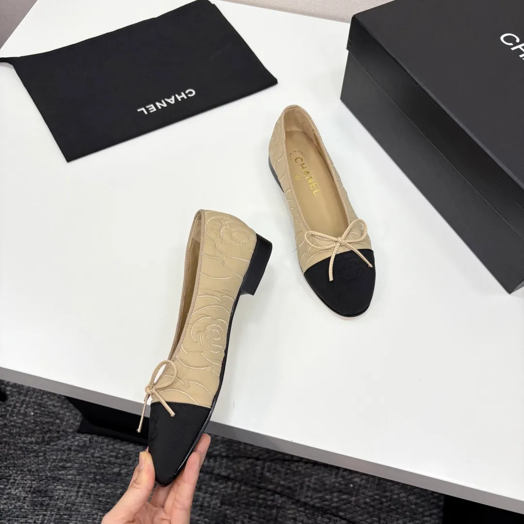 👟👟Ex-factory price 540👟👟 25Fw early spring latest color Chanel Xiaoxiang bow ballet flat shoes Believe me, this is a pair of ballet shoes that can take you to good places🩰 Upper: original lace mesh inner lining: no lining Sole: Italian genuine leather outsole Size: 34-41 regular size (34.40.41 customization is not returnable)